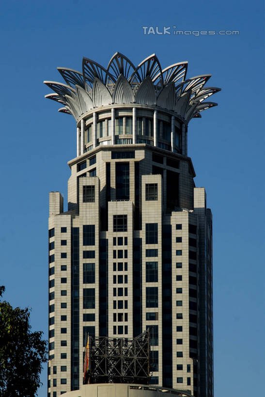 无人,高楼大厦,竖图,室外,白天,仰视,度假,美景,植物,城市风光,标志建筑,城市,大厦,地标,建筑,摩天大楼,上海,中国,亚洲,阴影,光线,影子,景观,娱乐,建设,黄浦江,树,树木,蓝色,绿色,蓝天,天空,阳光,自然,外滩,天,享受,休闲,景色,放松,生长,晴朗,成长,申,黄浦区,外滩中心,东亚,中山东一路,上海市,万里无云,中华人民共和国,沪,华东地区,晴空,晴空万里,彩图,低角度拍摄,大楼,高层建筑,高楼,摩天楼,黄埔滩,上海外滩,外黄埔滩,上海外滩中心,shzxz1