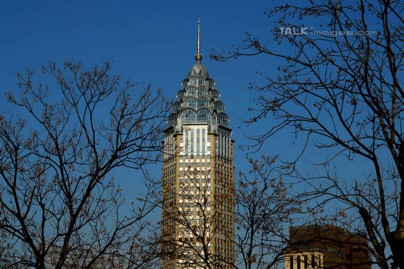无人,高楼大厦,横图,室外,白天,仰视,度假,美景,植物,城市风光,标志建筑,城市,大厦,地标,建筑,摩天大楼,上海,中国,亚洲,阴影,光线,影子,景观,娱乐,建设,树,树木,蓝色,绿色,蓝天,天空,阳光,自然,天,享受,休闲,景色,放松,生长,晴朗,成长,申,黄浦区,东亚,上海市,光明大厦,万里无云,中华人民共和国,沪,华东地区,晴空,晴空万里,彩图,低角度拍摄,大楼,高层建筑,高楼,摩天楼,金陵东路,shzxz1