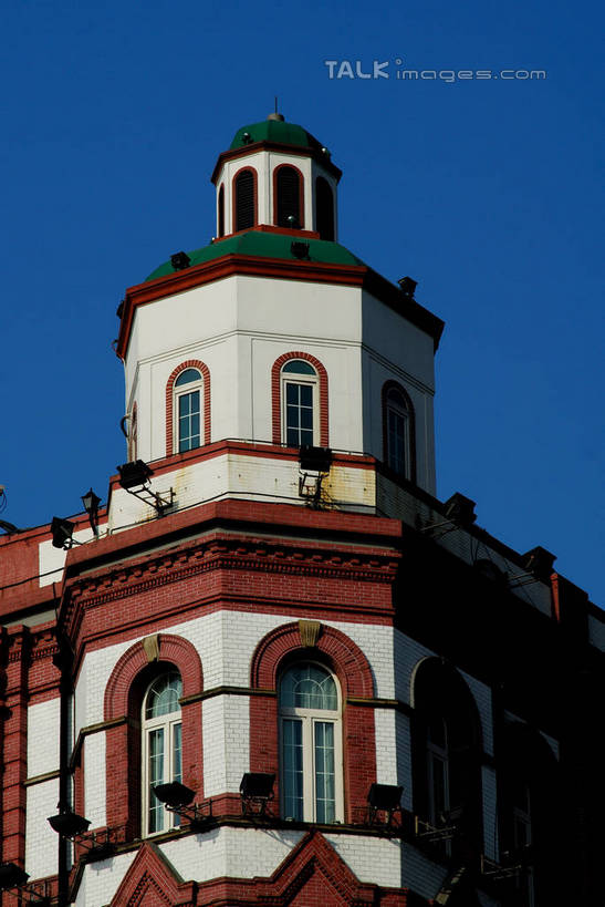 无人,餐厅,竖图,室外,白天,仰视,旅游,度假,窗户,标志建筑,地标,建筑,上海,中国,亚洲,阴影,光线,影子,墙,娱乐,建设,玻璃窗,墙壁,墙面,蓝色,蓝天,天空,阳光,天,享受,休闲,旅游胜地,放松,南京东路,晴朗,申,和平饭店,黄浦区,东亚,上海市,万里无云,中华人民共和国,沪,华东地区,晴空,晴空万里,彩图,低角度拍摄,餐馆,饭店,饭馆,shzxz1