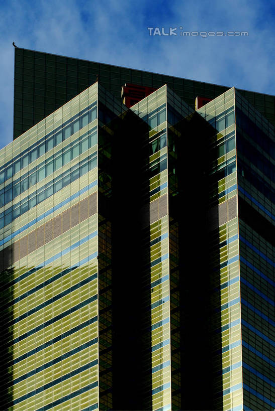 无人,高楼大厦,竖图,室外,白天,仰视,度假,美景,窗户,城市风光,标志建筑,城市,大厦,地标,建筑,摩天大楼,上海,中国,亚洲,阴影,光线,影子,墙,景观,云,云朵,云彩,娱乐,建设,浦东,玻璃窗,墙壁,墙面,蓝色,白云,蓝天,天空,阳光,天,享受,休闲,景色,放松,晴朗,申,金融中心,陆家嘴,陆家嘴金融贸易区,浦东新区,震旦国际大楼,东亚,上海市,中华人民共和国,沪,华东地区,晴空,彩图,低角度拍摄,大楼,高层建筑,高楼,摩天楼,shzxz1