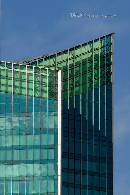 无人,高楼大厦,竖图,室外,白天,仰视,度假,美景,窗户,城市风光,标志建筑,城市,大厦,地标,建筑,摩天大楼,上海,中国,亚洲,阴影,光线,影子,墙,景观,云,云朵,云彩,娱乐,建设,浦东,玻璃窗,墙壁,墙面,蓝色,白云,蓝天,天空,阳光,天,享受,休闲,景色,放松,晴朗,申,金融中心,陆家嘴,陆家嘴金融贸易区,浦东新区,震旦国际大楼,东亚,上海市,中华人民共和国,沪,华东地区,晴空,彩图,低角度拍摄,大楼,高层建筑,高楼,摩天楼,shzxz1