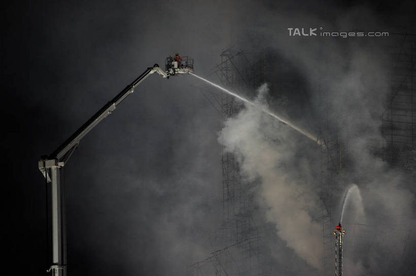 无人,家,攀登,横图,室外,夜晚,仰视,热情,安全,汽车,救火车,火,金属制品,上海,中国,亚洲,朦胧,模糊,金属,火焰,梯子,房屋,阶梯,屋子,烟雾,公寓,燃烧,洋房,楼房,住宅,车,交通工具,爬,上升,消防,水枪,申,火灾,灾难,载具,灭火,东亚,静安区,上海市,胶州路,中华人民共和国,沪,华东地区,登高,消防器材,劫难,磨难,灾祸,消防车,攀爬,彩图,低角度拍摄,房子,灭火车,11.15上海静安区高层住宅大火,胶州路特大火灾,消防水枪,灾害,云梯,shzxz1