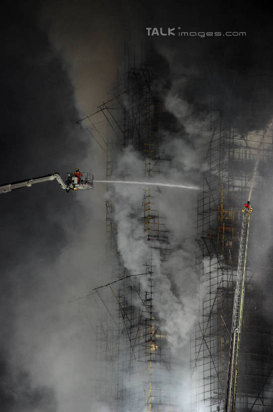 无人,家,攀登,竖图,室外,夜晚,仰视,热情,安全,汽车,救火车,火,金属制品,上海,中国,亚洲,朦胧,模糊,金属,火焰,梯子,房屋,阶梯,屋子,烟雾,公寓,燃烧,洋房,楼房,住宅,车,交通工具,爬,上升,消防,水枪,申,火灾,灾难,载具,灭火,东亚,静安区,上海市,胶州路,中华人民共和国,沪,华东地区,登高,消防器材,劫难,磨难,灾祸,消防车,攀爬,彩图,低角度拍摄,房子,灭火车,11.15上海静安区高层住宅大火,胶州路特大火灾,消防水枪,灾害,云梯,shzxz1