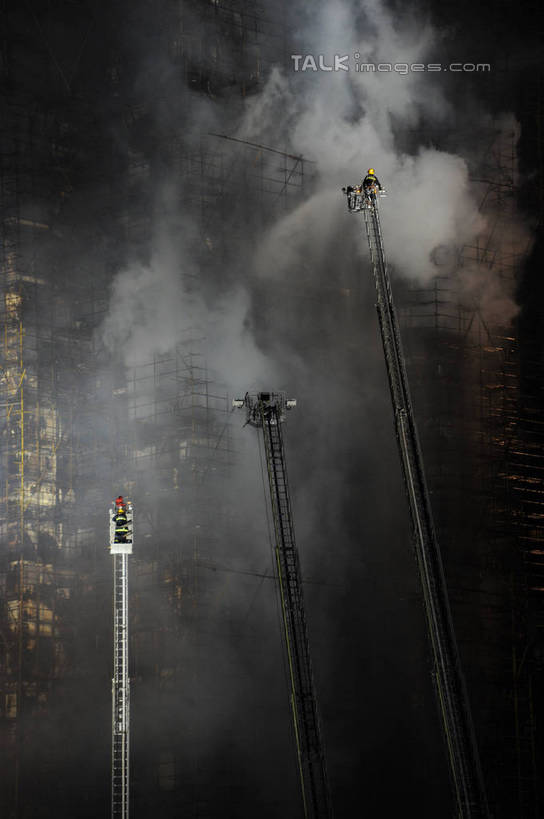 无人,家,攀登,竖图,室外,夜晚,仰视,热情,安全,汽车,救火车,火,金属制品,上海,中国,亚洲,朦胧,模糊,金属,火焰,梯子,房屋,阶梯,屋子,烟雾,公寓,燃烧,洋房,楼房,住宅,车,交通工具,爬,上升,消防,水枪,申,火灾,灾难,载具,灭火,东亚,静安区,上海市,胶州路,中华人民共和国,沪,华东地区,登高,消防器材,劫难,磨难,灾祸,消防车,攀爬,彩图,低角度拍摄,房子,灭火车,11.15上海静安区高层住宅大火,胶州路特大火灾,消防水枪,灾害,云梯,shzxz1