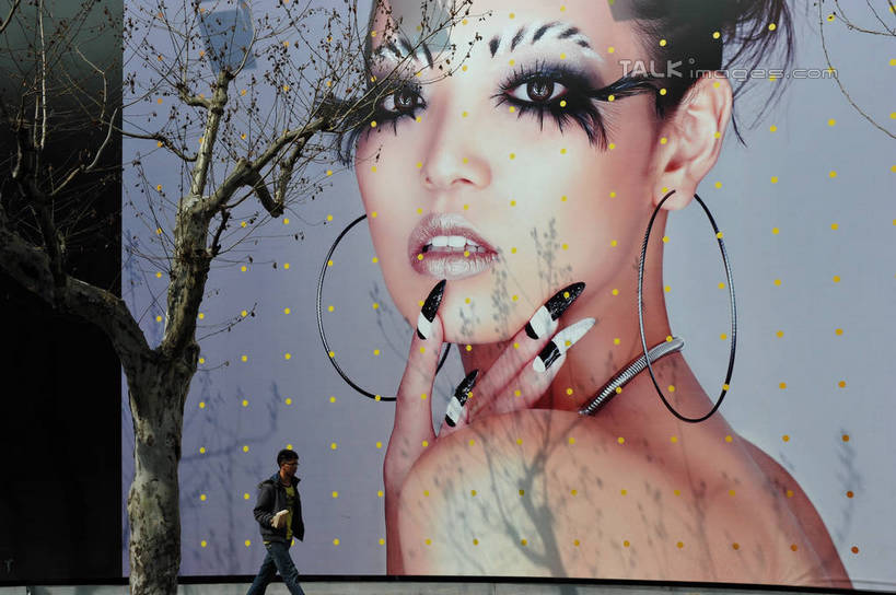 东方人,一个人,走,横图,室外,白天,侧面,化妆,美容,植物,亚洲,仅一个男性,仅一个人,护肤,阴影,服装,光线,信息,影子,休闲装,黄种人,海报,广告,树,树木,仅一个年轻男性,衣服,绿色,阳光,自然,彩妆,保养,享受,休闲,休闲服,放松,美甲,保健,服饰,生长,成长,双手插袋,手插袋,宣传,养颜,双手抄兜,双手放兜,男人,男性,年轻男性,亚洲人,步行,插兜,两手抄兜,两手放兜,散步,手插兜,手放口袋,走路,半身,彩图,贴片指甲,贴片甲,水晶甲,招贴,手抄兜,shzxz1