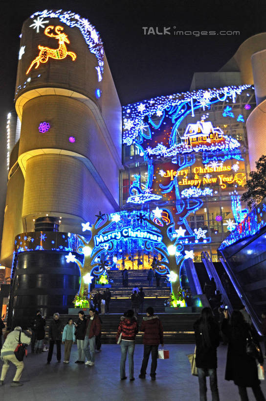 东方人,商店,走,竖图,彩色,室外,夜晚,仰视,购物,度假,消费,美景,城市风光,超市,城市,霓虹灯,商场,夜景,上海,中国,亚洲,行人,游客,游人,阴影,服装,光线,信息,影子,景观,灯光,七彩,许多人,注视,休闲装,黄种人,娱乐,光源,霓虹,海报,路人,旅客,广告,灯,南京西路,衣服,观察,看,一群人,享受,休闲,休闲服,景色,放松,金融,百货,服饰,观看,申,察看,照明设备,关注,宣传,选购,贸易,百货公司,东亚,静安区,上海市,久光百货,中华人民共和国,沪,华东地区,氖灯,血拼,过客,男人,男性,年轻男性,年轻女性,女人,女性,亚洲人,步行,散步,走路,半身,彩图,低角度拍摄,购物商场,购物中心,商业中心,招贴,shzxz1