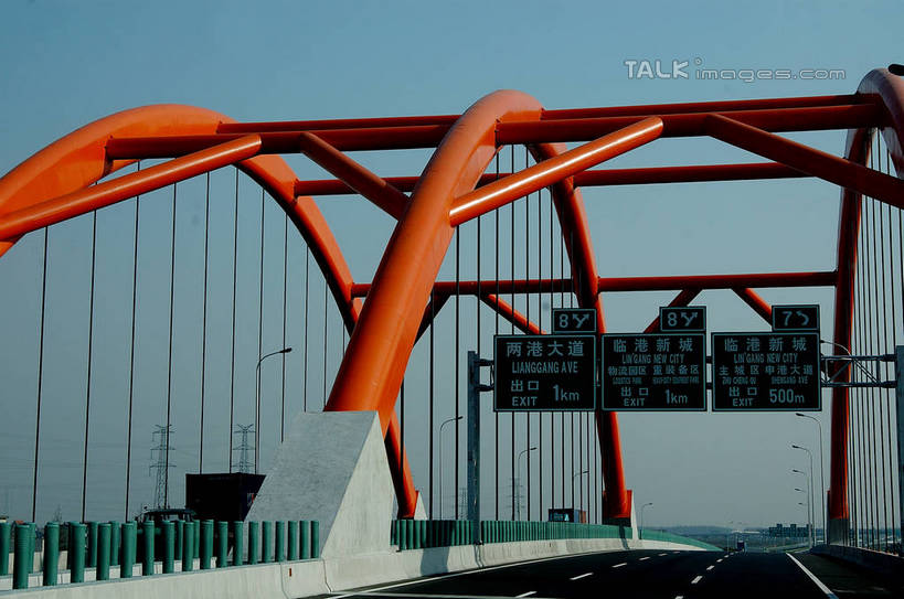 无人,横图,室外,白天,正面,度假,美景,城市风光,城市,大桥,道路,路,路灯,桥梁,指示牌,公路,照明,上海,中国,亚洲,阴影,光线,标志,文字,影子,景观,斜拉桥,桥,灯光,分界线,停车线,交通,娱乐,标识,浦东,灯,蓝色,蓝天,天空,阳光,天,享受,休闲,景色,放松,晴朗,临港新城,车行道,车行道分界线,照亮,申,照明设备,标线,浦东新区,东亚,车行线,上海市,万里无云,中华人民共和国,沪,华东地区,斜张桥,晴空,晴空万里,马路,彩图,shzxz1