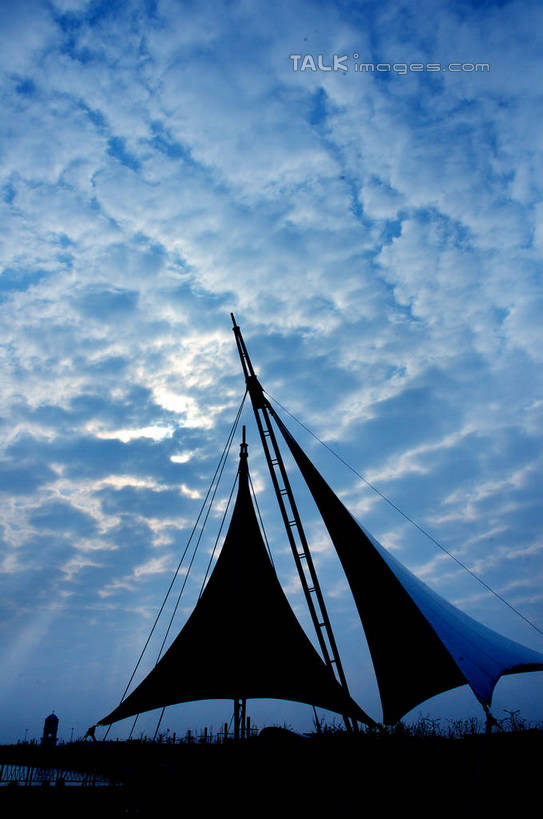 无人,竖图,室外,白天,仰视,度假,美景,日落,城市风光,城市,雕塑,上海,中国,亚洲,阴影,艺术,装饰,光线,雕刻,雕像,影子,景观,晚霞,霞光,落日,娱乐,浦东,阳光,黄昏,工艺品,享受,休闲,景色,彩霞,放松,纪念,临港新城,美术,申,主题,陈列,浦东新区,东亚,上海市,中华人民共和国,沪,华东地区,功能,美学,夕照,薄暮,夕阳,彩图,低角度拍摄,傍晚,斜阳,shzxz1