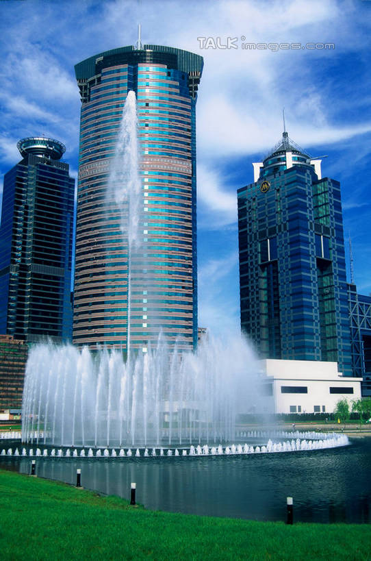 无人,高楼大厦,竖图,室外,白天,仰视,度假,草地,草坪,美景,水,植物,城市风光,标志建筑,城市,大厦,地标,建筑,摩天大楼,喷泉,上海,中国,亚洲,阴影,飞溅,溅,光线,液体,影子,景观,水滴,云,云朵,云彩,文化,娱乐,建设,浦东,水珠,草,蓝色,绿色,白云,蓝天,天空,阳光,天,品味,享受,休闲,景色,放松,晴朗,申,喷洒,水景,金融中心,陆家嘴,陆家嘴金融贸易区,浦东新区,东亚,上海市,金穗大厦,中国船舶大厦,新上海国际大厦,中华人民共和国,沪,华东地区,美观,设计,晴空,彩图,低角度拍摄,大楼,高层建筑,高楼,摩天楼,shzxz1