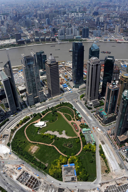 无人,家,高楼大厦,竖图,全景,俯视,航拍,室外,白天,度假,草地,草坪,河流,美景,水,天际线,植物,城市风光,标志建筑,城市,大厦,道路,地标,建筑,路,摩天大楼,公路,上海,中国,亚洲,阴影,光线,影子,房屋,屋子,河水,景观,水流,公寓,交通,娱乐,建设,浦东,洋房,楼房,住宅,草,树,树木,绿色,阳光,自然,享受,休闲,景色,放松,生长,成长,申,鸟瞰,花旗集团大厦,金融中心,陆家嘴,陆家嘴金融贸易区,浦东新区,香格里拉酒店,震旦国际大楼,东亚,上海市,中华人民共和国,沪,华东地区,陆家嘴中心绿地,上海陆家嘴中心绿地,马路,彩图,高角度拍摄,房子,大楼,高层建筑,高楼,摩天楼,上海浦东香格里拉大酒店,shzxz1