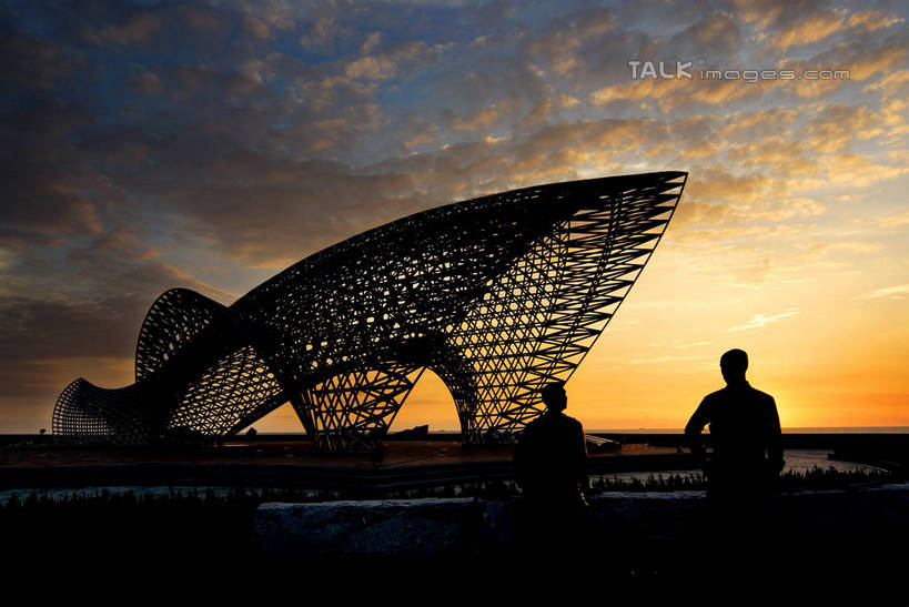 东方人,两个人,站,横图,室外,白天,正面,度假,美景,日落,城市风光,城市,雕塑,上海,中国,亚洲,行人,游客,游人,阴影,服装,艺术,装饰,光线,雕刻,雕像,影子,景观,晚霞,霞光,落日,背光,注视,休闲装,黄种人,娱乐,浦东,路人,旅客,衣服,阳光,黄昏,工艺品,观察,看,站着,享受,休闲,休闲服,景色,彩霞,放松,服饰,观看,纪念,临港新城,滴水湖,美术,申,察看,关注,主题,逆光,陈列,浦东新区,东亚,上海市,南汇嘴观海公园,中华人民共和国,沪,华东地区,功能,美学,夕照,薄暮,过客,男人,男性,年轻男性,亚洲人,夕阳,站立,半身,彩图,傍晚,斜阳,shzxz1