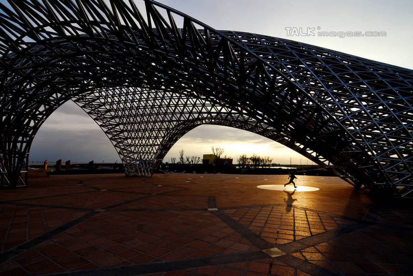 无人,横图,室外,白天,正面,度假,美景,日落,城市风光,城市,雕塑,上海,中国,亚洲,阴影,艺术,装饰,光线,雕刻,雕像,影子,景观,晚霞,霞光,落日,背光,娱乐,浦东,阳光,黄昏,工艺品,享受,休闲,景色,彩霞,放松,纪念,临港新城,滴水湖,美术,申,主题,逆光,陈列,浦东新区,东亚,上海市,南汇嘴观海公园,中华人民共和国,沪,华东地区,功能,美学,夕照,薄暮,夕阳,彩图,傍晚,斜阳,shzxz1