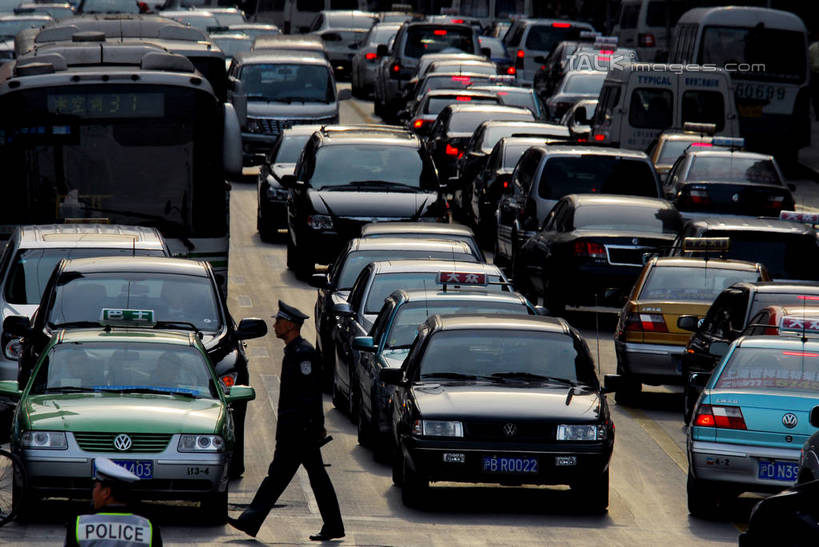 东方人,一个人,交警,走,横图,俯视,室外,白天,度假,美景,城市风光,城市,道路,路,公路,汽车,上海,中国,亚洲,仅一个男性,仅一个人,阴影,服装,光线,影子,景观,交通,拥堵,拥挤,休闲装,黄种人,娱乐,车,仅一个年轻男性,衣服,阳光,交通工具,轿车,南京路,享受,休闲,休闲服,景色,放松,服饰,南京路步行街,堵车,塞车,申,载具,黄浦区,东亚,上海市,中华人民共和国,沪,华东地区,男人,男性,年轻男性,亚洲人,交通管理员,交通警察,马路,步行,散步,走路,半身,彩图,高角度拍摄,shzxz1