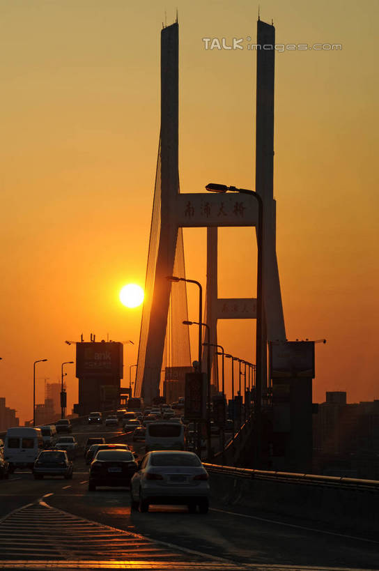 无人,高楼大厦,竖图,室外,白天,正面,度假,河流,美景,水,城市风光,标志建筑,城市,大桥,大厦,地标,建筑,摩天大楼,桥梁,上海,中国,亚洲,河水,景观,水流,高架,桥,背光,娱乐,建设,黄浦江,享受,休闲,景色,放松,申,南浦大桥,逆光,高架桥,东亚,上海市,高架道路,跨线桥,中华人民共和国,沪,华东地区,彩图,大楼,高层建筑,高楼,摩天楼,春申江,shzxz1