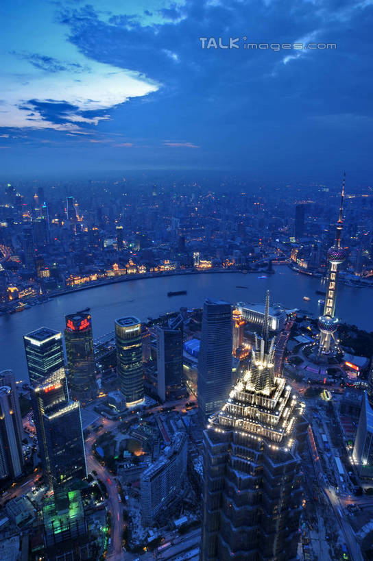 无人,家,高楼大厦,竖图,全景,俯视,航拍,彩色,室外,夜晚,长时间曝光,度假,河流,美景,水,天际线,植物,城市风光,标志建筑,城市,大厦,道路,地标,建筑,路,摩天大楼,霓虹灯,夜景,公路,上海,中国,亚洲,阴影,朦胧,模糊,光线,影子,房屋,屋子,河水,景观,水流,公寓,灯光,七彩,交通,娱乐,光源,建设,东方明珠,黄浦江,金茂大厦,浦东,洋房,楼房,霓虹,住宅,灯,树,树木,绿色,自然,外滩,享受,休闲,景色,放松,环球金融中心,生长,成长,申,照明设备,鸟瞰,电视塔,曝光,柏悦酒店,国际贸易金融中心,合生国际大厦,花旗集团大厦,金融中心,陆家嘴,陆家嘴金融中心,浦东新区,上海环球金融中心,香格里拉酒店,震旦国际大楼,东亚,东方明珠电视塔,滨江大道,上海国际会议中心,上海国际新闻中心,上海市,中华人民共和国,沪,华东地区,氖灯,马路,彩图,高角度拍摄,房子,大楼,高层建筑,高楼,摩天楼,黄埔滩,上海外滩,外黄埔滩,shzxz1
