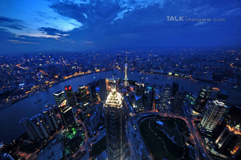 无人,家,高楼大厦,横图,全景,俯视,航拍,彩色,室外,夜晚,长时间曝光,度假,河流,美景,水,天际线,植物,城市风光,标志建筑,城市,大厦,道路,地标,建筑,路,摩天大楼,霓虹灯,夜景,公路,上海,中国,亚洲,阴影,朦胧,模糊,光线,影子,房屋,屋子,河水,景观,水流,公寓,灯光,七彩,交通,娱乐,光源,建设,东方明珠,黄浦江,金茂大厦,浦东,洋房,楼房,霓虹,住宅,灯,树,树木,绿色,自然,外滩,享受,休闲,景色,放松,环球金融中心,生长,成长,申,照明设备,鸟瞰,电视塔,曝光,柏悦酒店,国际贸易金融中心,合生国际大厦,花旗集团大厦,金融中心,陆家嘴,陆家嘴金融中心,浦东新区,上海环球金融中心,香格里拉酒店,震旦国际大楼,东亚,东方明珠电视塔,滨江大道,上海国际会议中心,上海国际新闻中心,上海市,中华人民共和国,沪,华东地区,氖灯,马路,彩图,高角度拍摄,房子,大楼,高层建筑,高楼,摩天楼,黄埔滩,上海外滩,外黄埔滩,shzxz1