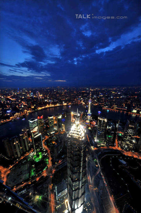 无人,家,高楼大厦,竖图,全景,俯视,航拍,彩色,室外,夜晚,长时间曝光,度假,河流,美景,水,天际线,植物,城市风光,标志建筑,城市,大厦,道路,地标,建筑,路,摩天大楼,霓虹灯,夜景,公路,上海,中国,亚洲,阴影,朦胧,模糊,光线,影子,房屋,屋子,河水,景观,水流,公寓,灯光,七彩,交通,娱乐,光源,建设,东方明珠,黄浦江,金茂大厦,浦东,洋房,楼房,霓虹,住宅,灯,树,树木,绿色,自然,外滩,享受,休闲,景色,放松,环球金融中心,生长,成长,申,照明设备,鸟瞰,电视塔,曝光,柏悦酒店,国际贸易金融中心,合生国际大厦,花旗集团大厦,金融中心,陆家嘴,陆家嘴金融中心,浦东新区,上海环球金融中心,香格里拉酒店,震旦国际大楼,东亚,东方明珠电视塔,滨江大道,上海国际会议中心,上海国际新闻中心,上海市,中华人民共和国,沪,华东地区,氖灯,马路,彩图,高角度拍摄,房子,大楼,高层建筑,高楼,摩天楼,黄埔滩,上海外滩,外黄埔滩,shzxz1