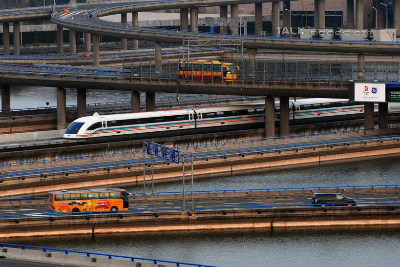 无人,横图,俯视,室外,白天,度假,美景,城市风光,城市,大桥,道路,飞机,立交桥,路,桥梁,铁路,公路,公共汽车,上海,中国,亚洲,阴影,光线,影子,景观,高架,桥,巴士,公交车,交通,娱乐,航空,浦东,浦东国际机场,浦东机场,车,阳光,交通工具,享受,休闲,景色,放松,运输,高铁,申,客机,载具,高架桥,浦东新区,东亚,上海市,高速铁路,高架道路,跨线桥,中华人民共和国,沪,华东地区,立体交叉桥,马路,彩图,高角度拍摄,上海浦东国际机场,枢纽立交,系统立交桥,shzxz1