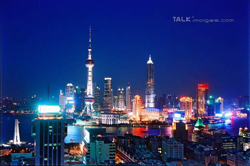 无人,高楼大厦,横图,俯视,航拍,彩色,室外,夜晚,长时间曝光,度假,河流,美景,水,城市风光,标志建筑,城市,大厦,地标,建筑,摩天大楼,霓虹灯,夜景,上海,中国,亚洲,阴影,朦胧,模糊,光线,影子,河水,景观,水流,灯光,七彩,娱乐,光源,建设,东方明珠,黄浦江,金茂大厦,浦东,霓虹,灯,外滩,享受,休闲,景色,放松,环球金融中心,申,照明设备,鸟瞰,电视塔,曝光,柏悦酒店,国际贸易金融中心,合生国际大厦,花旗集团大厦,金融中心,陆家嘴,陆家嘴金融中心,浦东新区,上海环球金融中心,香格里拉酒店,震旦国际大楼,东亚,东方明珠电视塔,滨江大道,上海国际会议中心,上海国际新闻中心,上海市,中华人民共和国,沪,华东地区,氖灯,彩图,高角度拍摄,大楼,高层建筑,高楼,摩天楼,黄埔滩,上海外滩,外黄埔滩,春申江,shzxz1