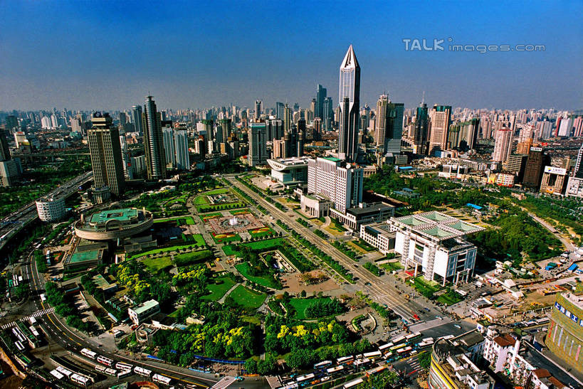 无人,家,高楼大厦,横图,全景,俯视,航拍,室外,白天,度假,草地,草坪,美景,天际线,植物,城市风光,标志建筑,城市,大桥,大厦,道路,地标,建筑,立交桥,路,摩天大楼,桥梁,公路,上海,中国,亚洲,阴影,光线,影子,房屋,屋子,景观,高架,公寓,桥,交通,娱乐,建设,洋房,楼房,住宅,草,树,树木,蓝色,绿色,蓝天,天空,阳光,自然,人民广场,天,享受,休闲,景色,放松,生长,晴朗,成长,申,鸟瞰,高架桥,黄浦区,东亚,上海市,高架道路,跨线桥,万里无云,中华人民共和国,沪,华东地区,上海人民广场,晴空,晴空万里,立体交叉桥,马路,彩图,高角度拍摄,房子,大楼,高层建筑,高楼,摩天楼,上海市人民政府,人民大道,枢纽立交,系统立交桥,shzxz1