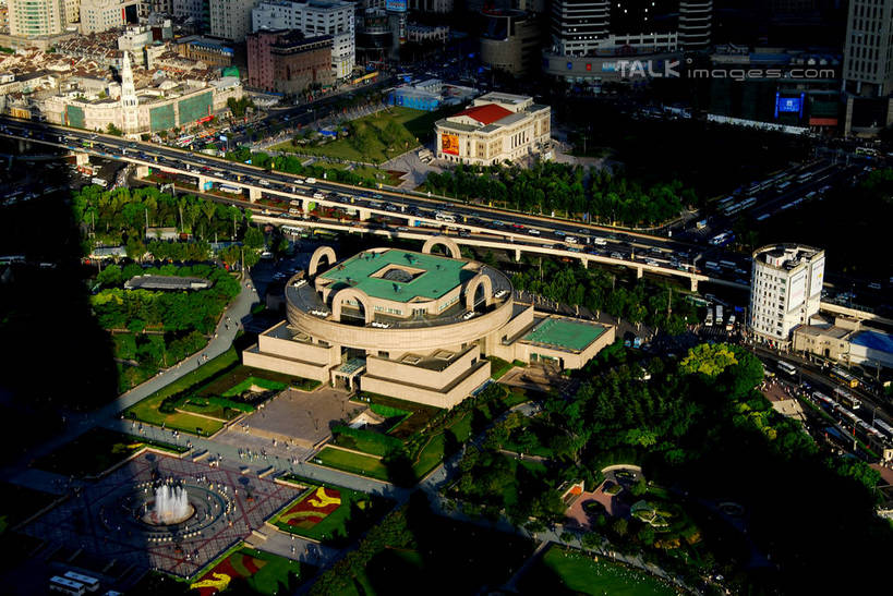 无人,博物馆,家,高楼大厦,横图,全景,俯视,航拍,室外,白天,度假,草地,草坪,美景,天际线,植物,城市风光,标志建筑,城市,大厦,道路,地标,建筑,路,摩天大楼,公路,上海,中国,亚洲,阴影,研究,光线,影子,房屋,屋子,景观,公寓,交通,教育,娱乐,建设,洋房,楼房,住宅,草,树,树木,绿色,阳光,自然,人民广场,享受,休闲,景色,放松,上海博物馆,上海大剧院,上海自然博物馆,生长,成长,展览,申,鸟瞰,欣赏,陈列,黄浦区,东亚,南京大戏院,上海音乐厅,延安东路,上海市,中华人民共和国,沪,华东地区,典藏,上海人民广场,马路,彩图,高角度拍摄,房子,大楼,高层建筑,高楼,摩天楼,shzxz1