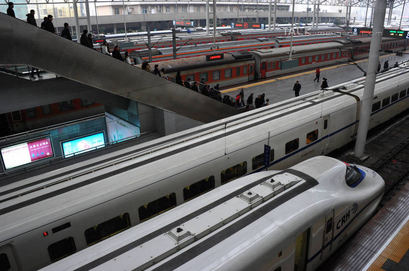 东方人,走,横图,俯视,室内,白天,度假,美景,城市风光,城市,电梯,路,铁路,火车,上海,中国,亚洲,乘客,服装,电动扶梯,景观,轨道,自动扶梯,交通,铁轨,运输工具,许多人,注视,休闲装,黄种人,娱乐,车,衣服,交通工具,上海站,观察,看,一群人,享受,休闲,休闲服,景色,放松,运输,服饰,观看,申,察看,关注,载具,东亚,上海火车站,上海市,中华人民共和国,沪,华东地区,闸北区,男人,男性,年轻男性,年轻女性,女人,女性,亚洲人,步行,散步,走路,半身,彩图,高角度拍摄,扶手电梯,升降设备,运输带,自动行人电梯,电扶梯,shzxz1