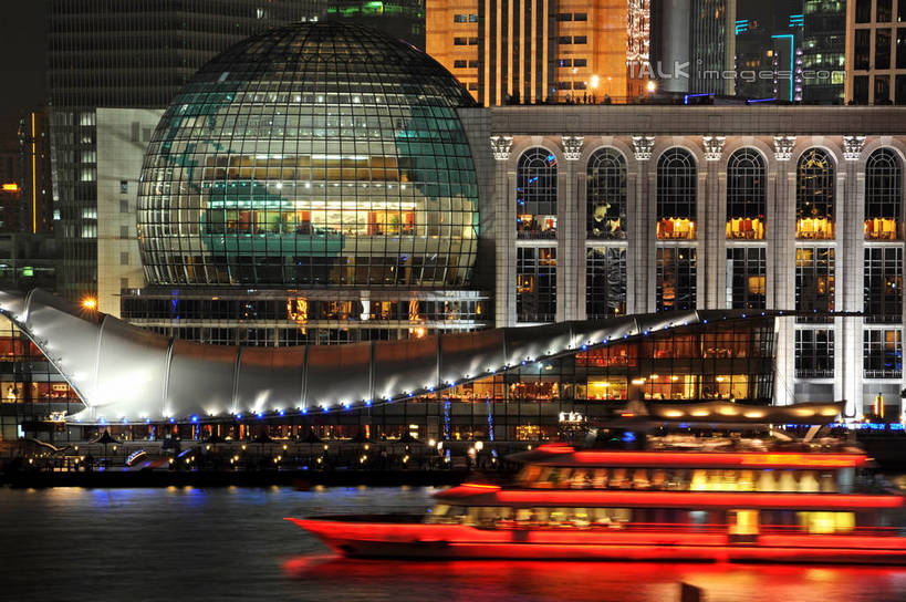 无人,高楼大厦,横图,彩色,室外,夜晚,正面,长时间曝光,度假,河流,美景,水,城市风光,标志建筑,城市,大厦,地标,建筑,摩天大楼,霓虹灯,夜景,船,上海,中国,亚洲,阴影,波纹,朦胧,模糊,光线,影子,河水,景观,水流,灯光,七彩,涟漪,娱乐,光源,建设,浦东,霓虹,游轮,游船,灯,倒影,水纹,交通工具,邮轮,波浪,享受,休闲,景色,放松,申,倒映,照明设备,载具,曝光,浦东新区,东亚,滨江大道,上海国际会议中心,上海国际新闻中心,上海市,中华人民共和国,沪,华东地区,水晕,氖灯,旅游船,反照,彩图,大楼,高层建筑,高楼,摩天楼,shzxz1