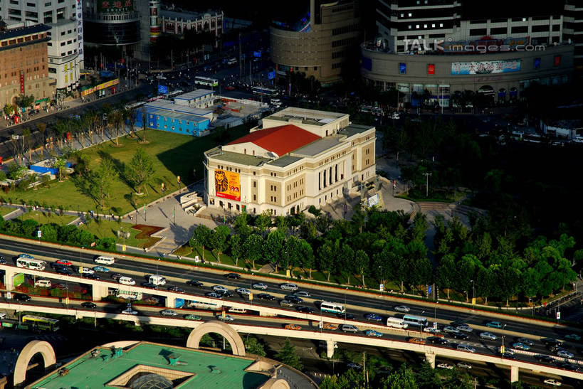 无人,音乐厅,高楼大厦,横图,俯视,航拍,室外,白天,度假,草地,草坪,美景,植物,城市风光,标志建筑,城市,大厦,道路,地标,建筑,路,摩天大楼,公路,汽车,上海,中国,亚洲,景观,交通,娱乐,建设,车,草,树,树木,绿色,自然,交通工具,轿车,享受,休闲,景色,放松,生长,成长,申,鸟瞰,载具,黄浦区,东亚,南京大戏院,上海音乐厅,延安东路,上海市,中华人民共和国,沪,华东地区,马路,彩图,高角度拍摄,大楼,高层建筑,高楼,摩天楼,演奏厅,shzxz1