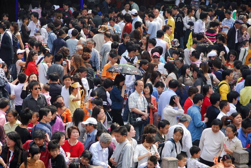 东方人,西方人,走,横图,俯视,室外,白天,旅游,度假,标志建筑,地标,建筑,上海,欧洲,中国,欧洲人,亚洲,行人,游客,游人,服装,许多人,注视,休闲装,黄种人,娱乐,建设,路人,旅客,衣服,九曲桥,豫园,观察,看,一群人,享受,休闲,休闲服,旅游胜地,放松,服饰,观看,申,察看,关注,黄浦区,东亚,上海市,中华人民共和国,沪,华东地区,过客,上海九曲桥,男人,男性,年轻男性,年轻女性,女人,女性,白种人,亚洲人,步行,散步,走路,半身,彩图,高角度拍摄,shzxz1