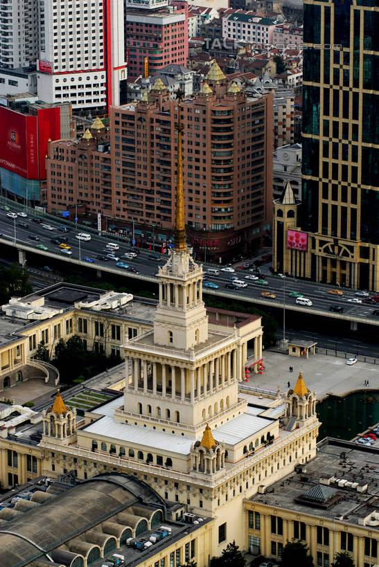 无人,博物馆,高楼大厦,竖图,俯视,室外,白天,度假,美景,植物,城市风光,标志建筑,城市,大厦,道路,地标,建筑,路,摩天大楼,公路,汽车,上海,中国,亚洲,研究,景观,分界线,停车线,交通,教育,娱乐,建设,浦东,车,树,树木,绿色,自然,交通工具,轿车,享受,休闲,景色,放松,生长,成长,展览,车行道,车行道分界线,申,欣赏,载具,标线,陈列,浦东新区,东亚,车行线,上海市,中华人民共和国,沪,华东地区,上海浦东展览馆,典藏,马路,彩图,高角度拍摄,大楼,高层建筑,高楼,摩天楼,shzxz1