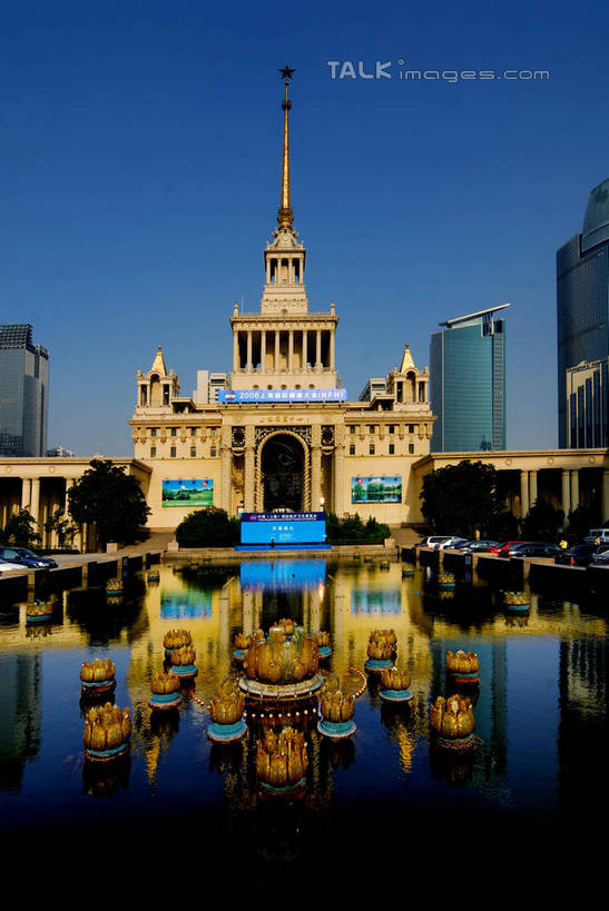 无人,博物馆,高楼大厦,竖图,室外,白天,仰视,度假,美景,植物,城市风光,标志建筑,城市,大厦,道路,地标,建筑,路,摩天大楼,公路,汽车,上海,中国,亚洲,阴影,研究,光线,影子,景观,交通,教育,娱乐,建设,浦东,车,树,树木,蓝色,绿色,蓝天,天空,阳光,自然,交通工具,轿车,天,享受,休闲,景色,放松,生长,晴朗,成长,展览,申,欣赏,载具,陈列,浦东新区,东亚,上海市,万里无云,中华人民共和国,沪,华东地区,上海浦东展览馆,典藏,晴空,晴空万里,马路,彩图,低角度拍摄,大楼,高层建筑,高楼,摩天楼,shzxz1