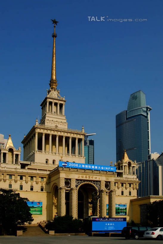 无人,博物馆,高楼大厦,竖图,室外,白天,仰视,度假,美景,植物,城市风光,标志建筑,城市,大厦,道路,地标,建筑,路,摩天大楼,公路,汽车,上海,中国,亚洲,阴影,研究,光线,影子,景观,交通,教育,娱乐,建设,浦东,车,树,树木,蓝色,绿色,蓝天,天空,阳光,自然,交通工具,轿车,天,享受,休闲,景色,放松,生长,晴朗,成长,展览,申,欣赏,载具,陈列,浦东新区,东亚,上海市,万里无云,中华人民共和国,沪,华东地区,上海浦东展览馆,典藏,晴空,晴空万里,马路,彩图,低角度拍摄,大楼,高层建筑,高楼,摩天楼,shzxz1