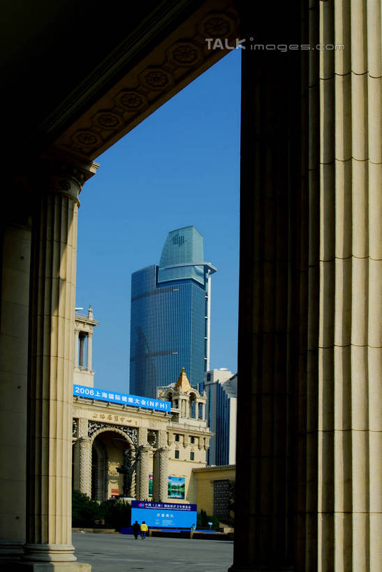 无人,博物馆,高楼大厦,竖图,室外,白天,仰视,旅游,度假,办公楼,石头,标志建筑,大厦,地标,建筑,摩天大楼,写字楼,上海,中国,亚洲,阴影,研究,光线,石子,影子,柱子,教育,娱乐,建设,浦东,蓝色,蓝天,天空,阳光,楼宇,天,享受,休闲,旅游胜地,商务楼,放松,晴朗,展览,申,欣赏,陈列,浦东新区,东亚,上海市,万里无云,中华人民共和国,沪,华东地区,上海浦东展览馆,典藏,石块,晴空,晴空万里,彩图,低角度拍摄,大楼,高层建筑,高楼,摩天楼,shzxz1