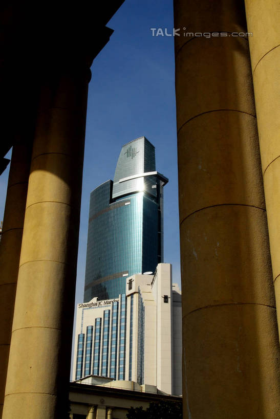 无人,博物馆,高楼大厦,竖图,室外,白天,仰视,旅游,度假,办公楼,石头,标志建筑,大厦,地标,建筑,摩天大楼,写字楼,上海,中国,亚洲,阴影,研究,光线,石子,影子,柱子,教育,娱乐,建设,浦东,蓝色,蓝天,天空,阳光,楼宇,天,享受,休闲,旅游胜地,商务楼,放松,晴朗,展览,申,欣赏,陈列,浦东新区,东亚,上海市,万里无云,中华人民共和国,沪,华东地区,上海浦东展览馆,典藏,石块,晴空,晴空万里,彩图,低角度拍摄,大楼,高层建筑,高楼,摩天楼,shzxz1