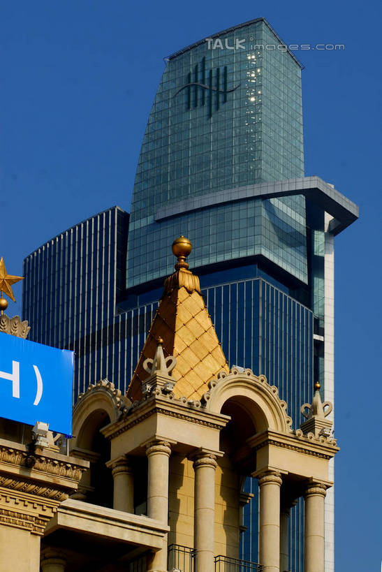 无人,博物馆,高楼大厦,竖图,室外,白天,仰视,旅游,度假,办公楼,石头,标志建筑,大厦,地标,建筑,摩天大楼,写字楼,上海,中国,亚洲,阴影,研究,光线,石子,影子,柱子,教育,娱乐,建设,浦东,蓝色,蓝天,天空,阳光,楼宇,天,享受,休闲,旅游胜地,商务楼,放松,晴朗,展览,申,欣赏,陈列,浦东新区,东亚,上海市,万里无云,中华人民共和国,沪,华东地区,上海浦东展览馆,典藏,石块,晴空,晴空万里,彩图,低角度拍摄,大楼,高层建筑,高楼,摩天楼,shzxz1