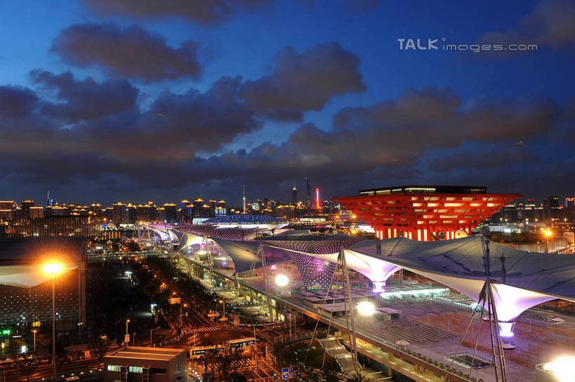 无人,横图,俯视,航拍,室外,夜晚,长时间曝光,旅游,度假,标志建筑,道路,地标,建筑,路,路灯,夜景,公路,照明,上海,中国,亚洲,阴影,朦胧,模糊,光线,影子,灯光,交通,娱乐,建设,灯,享受,休闲,上海世博馆,世博馆,世博轴,中国国家馆,上海世博会,世博,世博会,旅游胜地,放松,照亮,申,照明设备,鸟瞰,曝光,中国馆,东亚,世博园,阳光谷,上海市,东方之冠,中华人民共和国,沪,华东地区,马路,彩图,高角度拍摄,shzxz1