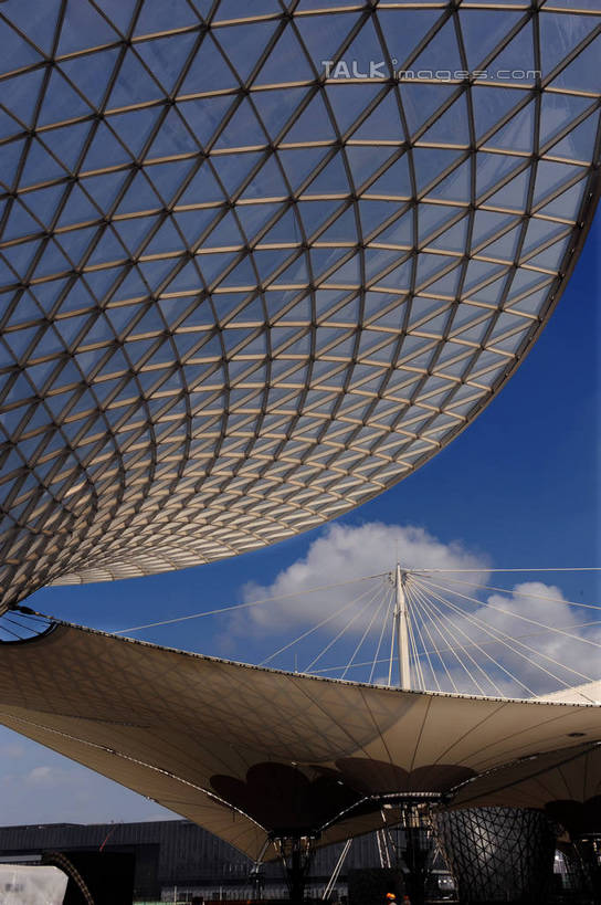 无人,竖图,室外,白天,仰视,旅游,度假,标志建筑,地标,建筑,上海,中国,亚洲,阴影,光线,影子,云,云朵,云彩,娱乐,建设,蓝色,白云,蓝天,天空,阳光,绳子,天,享受,休闲,上海世博馆,世博馆,世博轴,上海世博会,世博,世博会,旅游胜地,放松,晴朗,绳索,申,缆绳,东亚,世博园,阳光谷,上海市,中华人民共和国,沪,华东地区,升降机,晴空,彩图,低角度拍摄,升降平台,升降台,shzxz1