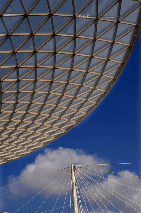 无人,竖图,室外,白天,仰视,旅游,度假,标志建筑,地标,建筑,上海,中国,亚洲,阴影,光线,影子,云,云朵,云彩,娱乐,建设,蓝色,白云,蓝天,天空,阳光,绳子,天,享受,休闲,上海世博馆,世博馆,世博轴,上海世博会,世博,世博会,旅游胜地,放松,晴朗,绳索,申,缆绳,东亚,世博园,阳光谷,上海市,中华人民共和国,沪,华东地区,升降机,晴空,彩图,低角度拍摄,升降平台,升降台,shzxz1