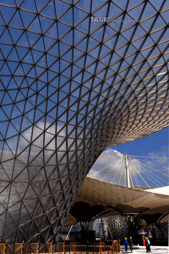 无人,竖图,室外,白天,仰视,旅游,度假,标志建筑,地标,建筑,上海,中国,亚洲,阴影,光线,影子,云,云朵,云彩,娱乐,建设,蓝色,白云,蓝天,天空,阳光,绳子,天,享受,休闲,上海世博馆,世博馆,世博轴,上海世博会,世博,世博会,旅游胜地,放松,晴朗,绳索,申,缆绳,东亚,世博园,阳光谷,上海市,中华人民共和国,沪,华东地区,升降机,晴空,彩图,低角度拍摄,升降平台,升降台,shzxz1