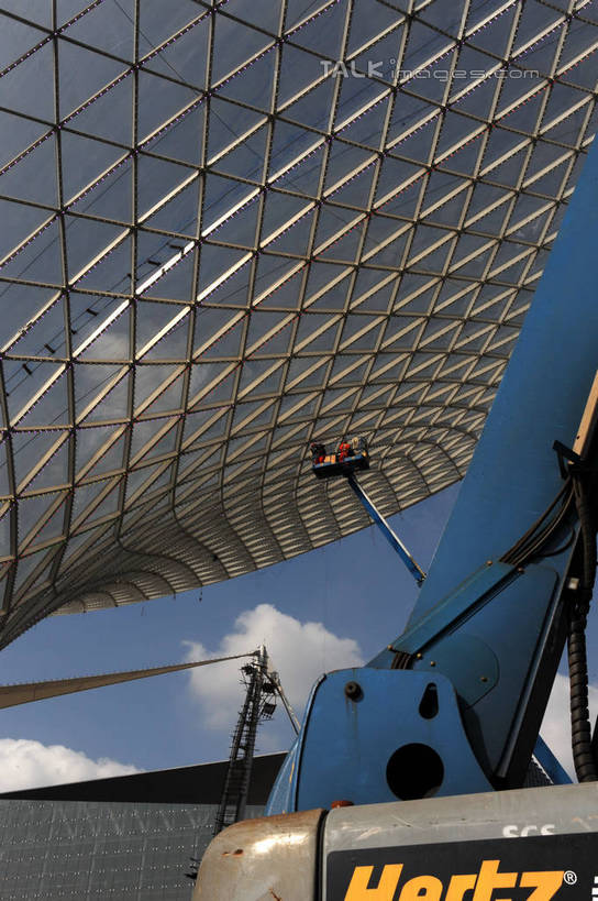 无人,竖图,室外,白天,仰视,旅游,度假,标志建筑,地标,建筑,上海,中国,亚洲,阴影,光线,影子,云,云朵,云彩,娱乐,建设,蓝色,白云,蓝天,天空,阳光,绳子,天,享受,休闲,上海世博馆,世博馆,世博轴,上海世博会,世博,世博会,旅游胜地,放松,晴朗,绳索,申,缆绳,东亚,世博园,阳光谷,上海市,中华人民共和国,沪,华东地区,升降机,晴空,彩图,低角度拍摄,升降平台,升降台,shzxz1