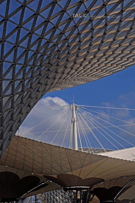 无人,竖图,室外,白天,仰视,旅游,度假,标志建筑,地标,建筑,上海,中国,亚洲,阴影,光线,影子,云,云朵,云彩,娱乐,建设,蓝色,白云,蓝天,天空,阳光,绳子,天,享受,休闲,上海世博馆,世博馆,世博轴,上海世博会,世博,世博会,旅游胜地,放松,晴朗,绳索,申,缆绳,东亚,世博园,阳光谷,上海市,中华人民共和国,沪,华东地区,升降机,晴空,彩图,低角度拍摄,升降平台,升降台,shzxz1