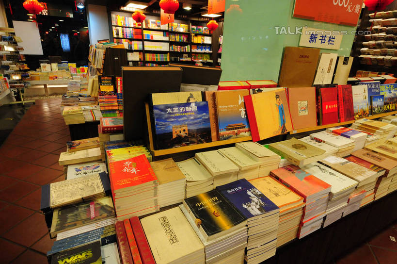 无人,商店,书店,横图,室内,白天,正面,书籍,照明,一排,许多,阴影,整齐,并列,并排,光线,灯笼,影子,纸灯笼,灯光,很多,置物架,商铺,架子,排列,书本,灯具,照亮,照明设备,队列,陈列架,平行,市肆,商号,搁架,书,图书,彩图,店铺,shzxz1