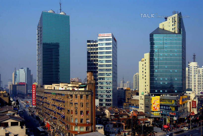 无人,高楼大厦,横图,室外,白天,正面,度假,美景,植物,城市风光,标志建筑,城市,大厦,道路,地标,建筑,路,摩天大楼,公路,汽车,上海,中国,亚洲,阴影,光线,影子,景观,交通,娱乐,建设,虹口区,车,树,树木,蓝色,绿色,蓝天,天空,阳光,自然,交通工具,轿车,天,享受,休闲,景色,放松,生长,晴朗,成长,申,载具,东亚,上海市,四川北路,万里无云,中华人民共和国,沪,华东地区,晴空,晴空万里,马路,彩图,大楼,高层建筑,高楼,摩天楼,shzxz1