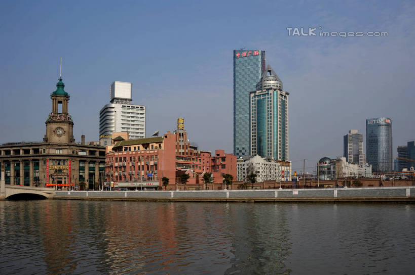 无人,高楼大厦,横图,室外,白天,正面,度假,河流,美景,水,城市风光,标志建筑,城市,大厦,地标,建筑,摩天大楼,上海,中国,亚洲,阴影,波纹,光线,影子,河水,景观,水流,云,云朵,涟漪,云彩,娱乐,建设,虹口区,蓝色,白云,倒影,蓝天,水纹,天空,阳光,波浪,天,享受,休闲,景色,放松,晴朗,申,倒映,苏州河,吴淞江,东亚,上海市,上海邮政大楼,上海邮电大楼,上海邮政博物馆,中华人民共和国,沪,华东地区,水晕,反照,晴空,彩图,大楼,高层建筑,高楼,摩天楼,上海邮政总局,shzxz1
