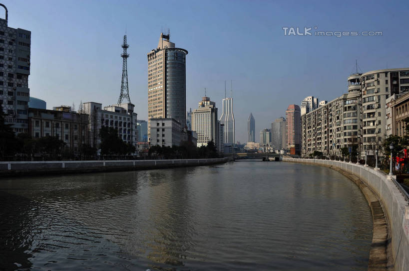 无人,高楼大厦,横图,室外,白天,正面,度假,河流,美景,水,植物,城市风光,标志建筑,城市,大厦,地标,建筑,摩天大楼,上海,中国,亚洲,阴影,波纹,光线,影子,河水,景观,水流,涟漪,娱乐,建设,树,树木,蓝色,绿色,倒影,蓝天,水纹,天空,阳光,自然,波浪,天,享受,休闲,景色,放松,生长,晴朗,成长,申,倒映,苏州河,吴淞江,东亚,上海市,万里无云,中华人民共和国,沪,华东地区,水晕,反照,晴空,晴空万里,彩图,大楼,高层建筑,高楼,摩天楼,shzxz1