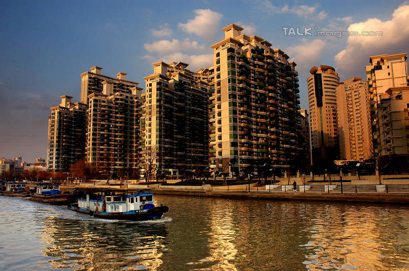 无人,高楼大厦,横图,室外,白天,正面,度假,河流,美景,水,城市风光,标志建筑,城市,大厦,地标,建筑,轮船,摩天大楼,船,上海,中国,亚洲,阴影,波纹,飞溅,溅,光线,液体,影子,河水,景观,水滴,水流,云,云朵,涟漪,云彩,娱乐,建设,水珠,蓝色,白云,倒影,蓝天,水纹,天空,阳光,船尾波,交通工具,波浪,天,享受,休闲,景色,放松,晴朗,申,倒映,喷洒,载具,苏州河,吴淞江,东亚,上海市,中华人民共和国,沪,华东地区,水晕,反照,晴空,彩图,大楼,高层建筑,高楼,摩天楼,shzxz1