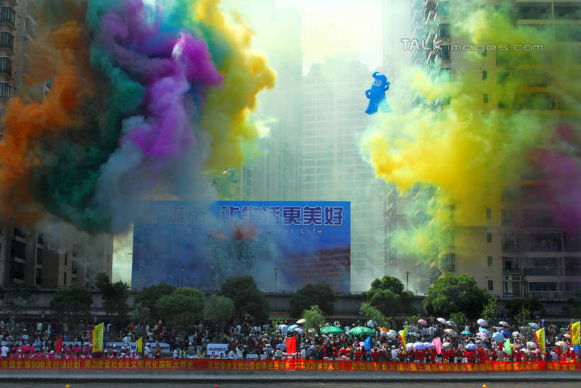 东方人,站,横图,彩色,室外,白天,正面,度假,美景,植物,城市风光,城市,船,上海,中国,端午节,亚洲,行人,游客,游人,服装,节日,庆祝,景观,烟雾,木船,许多人,注视,休闲装,黄种人,文化,娱乐,路人,旅客,树,树木,衣服,绿色,自然,交通工具,观察,看,祈祷,站着,一群人,庆典,享受,休闲,休闲服,景色,放松,许愿,宗教,服饰,龙舟,信仰,生长,成长,观看,纪念,祈求,祭奠,祭祀,申,察看,舟,关注,载具,苏州河,吴淞江,东亚,赛龙舟,上海市,中华人民共和国,沪,华东地区,敬拜,过客,端阳节,五月节,午日节,男人,男性,年轻男性,年轻女性,女人,女性,亚洲人,祭司,站立,半身,彩图,shzxz1