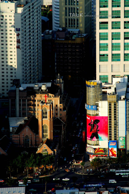 无人,高楼大厦,教堂,竖图,俯视,航拍,室外,白天,度假,美景,植物,城市风光,标志建筑,城市,大厦,道路,地标,建筑,路,摩天大楼,公路,汽车,上海,中国,亚洲,阴影,节日,光线,影子,景观,交通,文化,娱乐,建设,车,树,树木,绿色,阳光,自然,交通工具,轿车,祈祷,享受,休闲,健康,景色,放松,许愿,宗教,信仰,生长,成长,纪念,祈求,申,基督教,鸟瞰,天主教,载具,信念,黄浦区,东亚,西藏中路,上海和平影都,上海市,和平影都,中华人民共和国,沪,华东地区,平安,马路,彩图,高角度拍摄,大教堂,大楼,高层建筑,高楼,礼拜堂,摩天楼,shzxz1