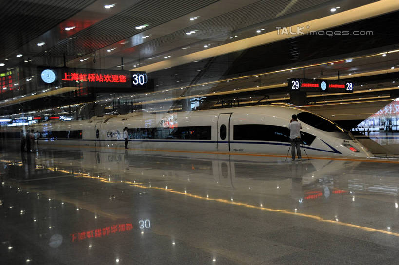 无人,横图,室内,白天,正面,度假,美景,城市风光,城市,地铁,照明,上海,中国,亚洲,阴影,光线,瓷砖,地砖,影子,景观,灯光,地面,轨道交通,娱乐,顶灯,灯,灯具,享受,休闲,景色,放松,虹桥火车站,照亮,申,照明设备,东亚,闵行区,上海市,中华人民共和国,沪,华东地区,彩图,地铁机动车,地下铁,轻轨,上海虹桥站,shzxz1