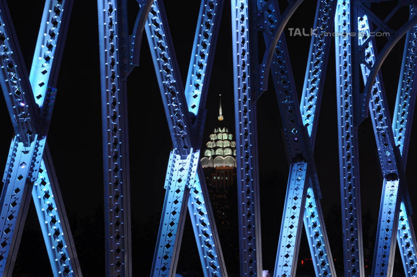 无人,高楼大厦,横图,彩色,室外,夜晚,正面,长时间曝光,度假,美景,城市风光,标志建筑,城市,大厦,地标,建筑,摩天大楼,霓虹灯,夜景,上海,中国,亚洲,阴影,朦胧,模糊,光线,影子,景观,灯光,七彩,娱乐,光源,建设,霓虹,灯,蓝色,外滩,享受,休闲,景色,放松,申,照明设备,曝光,浦西,苏州河,外白渡桥,东亚,上海市,中华人民共和国,沪,华东地区,氖灯,彩图,大楼,高层建筑,高楼,摩天楼,花园桥,威尔斯桥,shzxz1